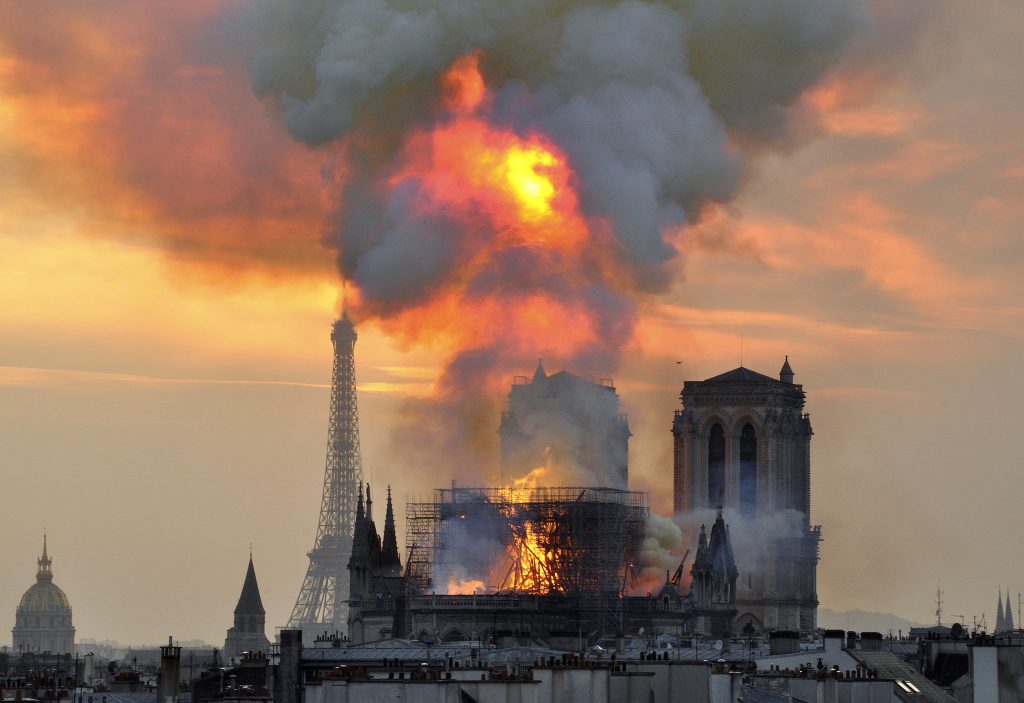 Les milliardaires et les entreprises françaises s'engagent à verser 400 millions d'euros pour reconstruire Notre Dame