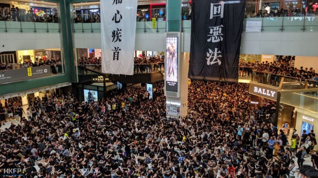 Les manifestations à Hong-Kong provoquent l'annulation de vols et le blocage de routes
