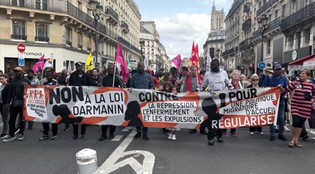 Manifestations Massives en France Contre le Projet de Loi Contesté sur l’Immigration