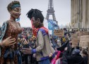 Des dizaines de milliers de manifestants à travers la France appellent Macron à ne pas signer la loi sur l’immigration.