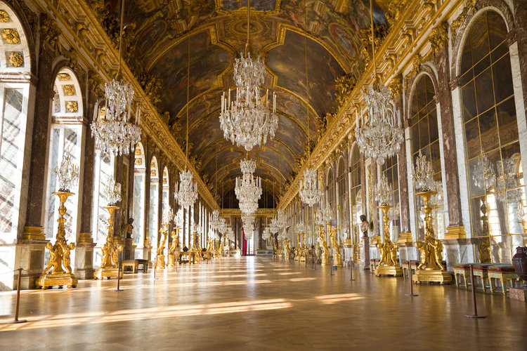 Versailles organise une rave cet été dans la Galerie des Glaces