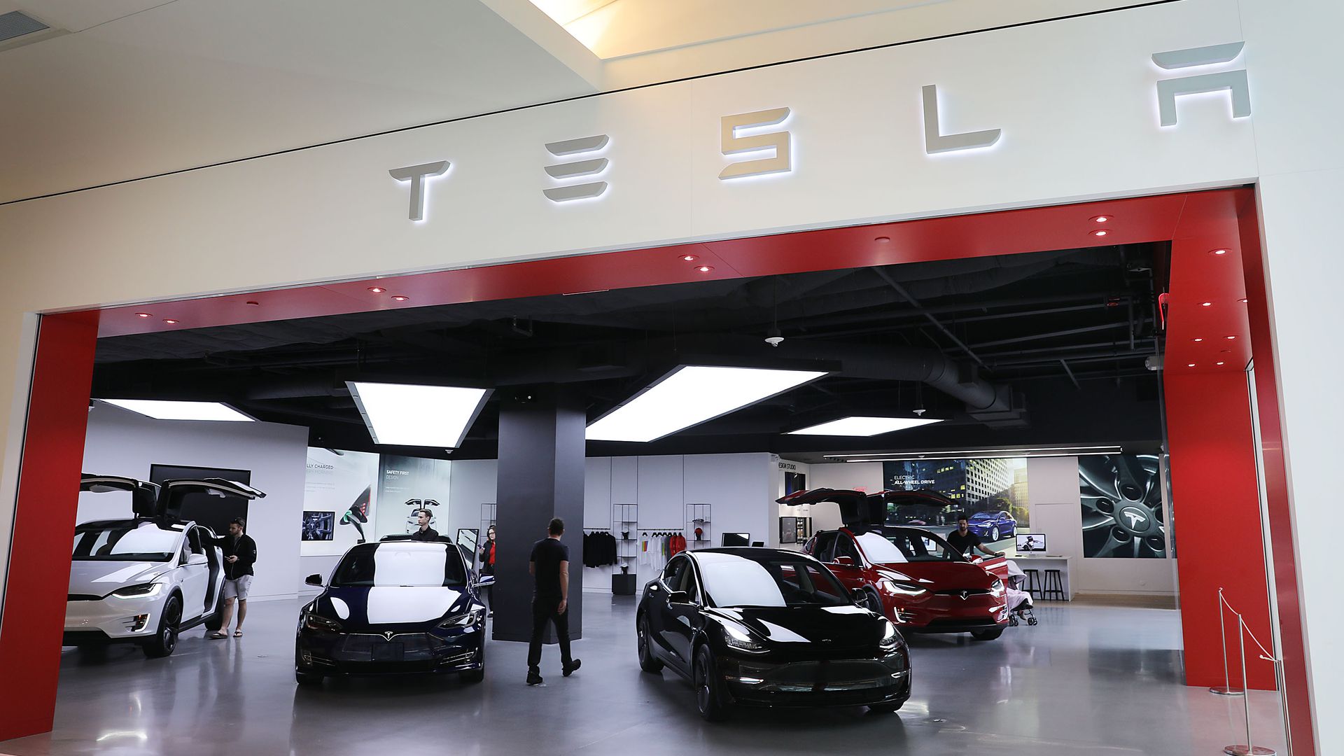 Tesla annonce que quatre de ses administrateurs quitteront bientôt l'entreprise