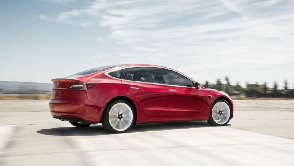 Tesla a réduit le prix de la Model 3 au Canada afin que les acheteurs puissent obtenir un crédit d'impôt gouvernemental