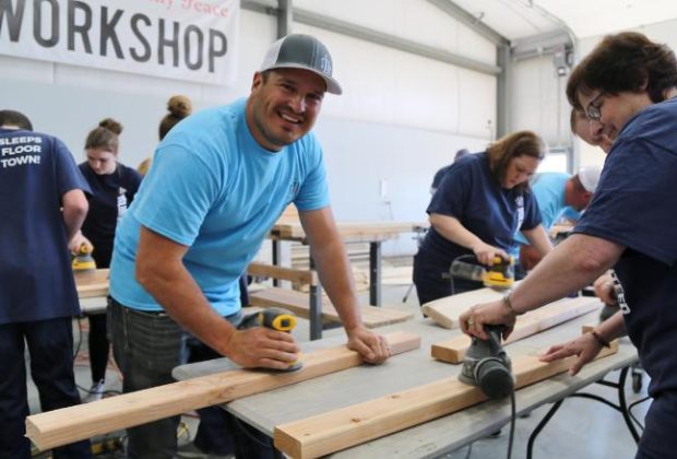 Un homme quitte son travail pour construire des lits pour les enfants dans le besoin et son œuvre de bienfaisance prend son envol 52 Un homme quitte son travail pour construire des lits pour les enfants dans le besoin et son œuvre de bienfaisance prend son envol