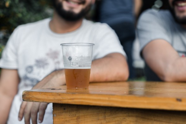 Un homme atteint d'un syndrome rare ne cessait d'être ivre sans consommer d'alcool. Il s'est avéré que son intestin brassait sa propre boisson.