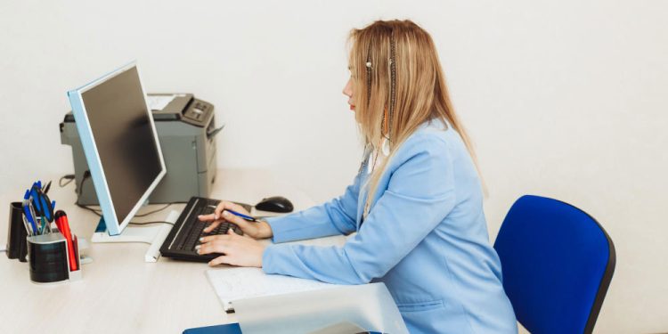 La France veut donner aux chercheurs en technologie l'accès aux données des médias sociaux 47 hands office woman typing keyboard blonde woman working office