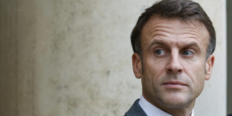 Le projet de loi sur l'immigration en France signé par Macron et promulgué. 50 macron