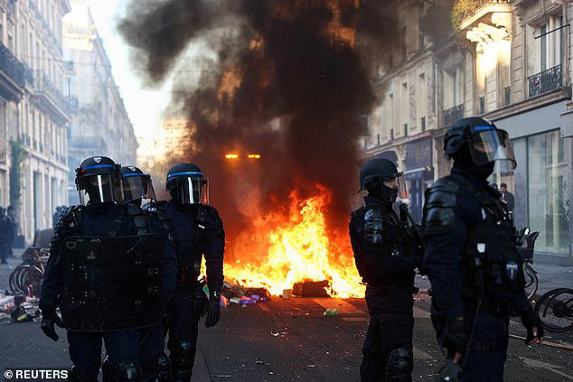 Les Bourses européennes et les marchés obligataires plongent sur fond d’escalade des violences en France 35 AA2fArEm